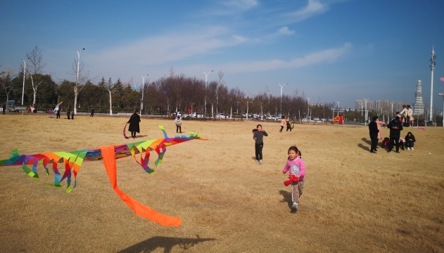 【網(wǎng)絡中國節(jié)·春節(jié)】踏春放風箏 風光無限好