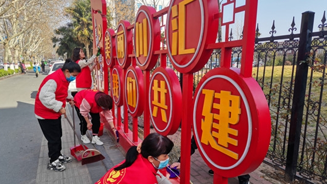 周口星光志愿者走上街頭打掃衛生